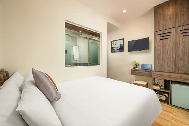 Junior Double Room, 1 Queen Bed, Patio, Lake View