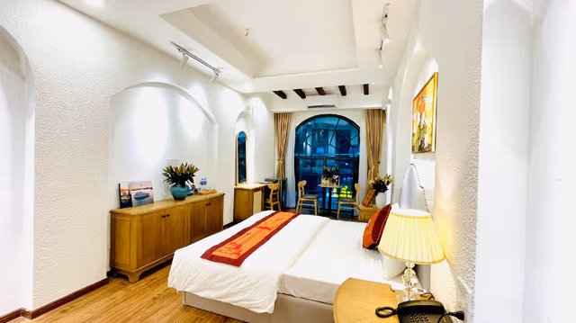 Street View King Room with Private Bathroom