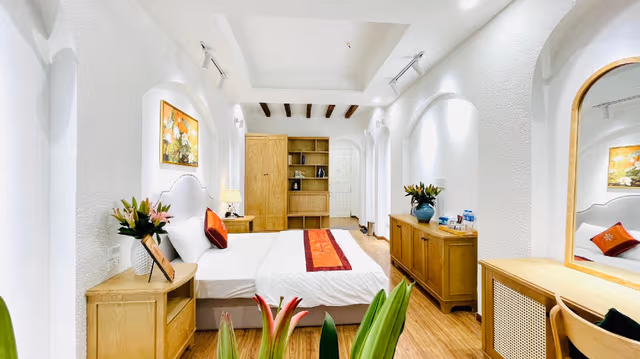 Street View King Room with Private Bathroom