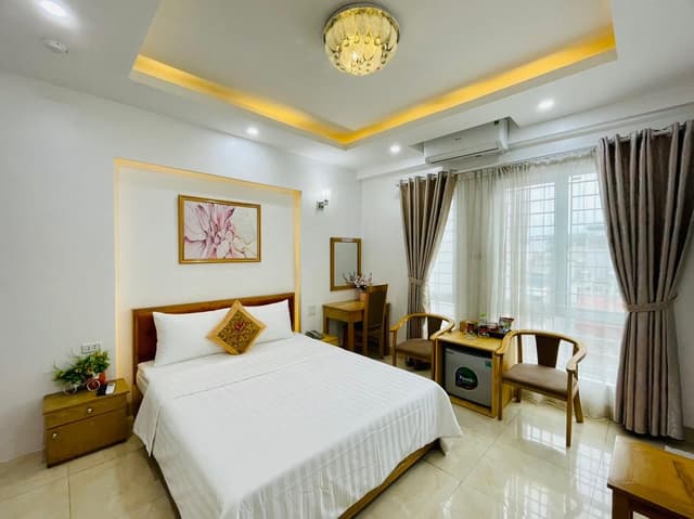 Deluxe - 1 King Bed with Patio View