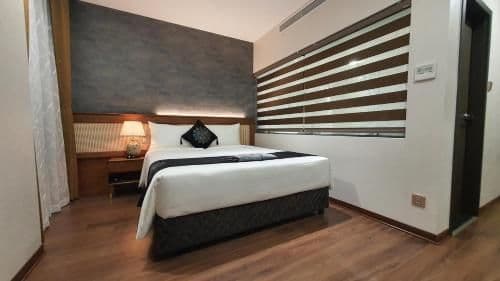 Deluxe Queen Room 2