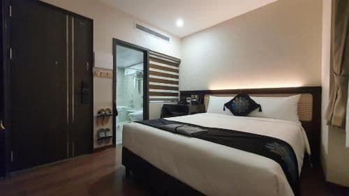 Deluxe Queen Room 2