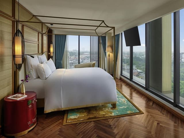 Deluxe Suite, 1 King Bed, Club Lounge Access