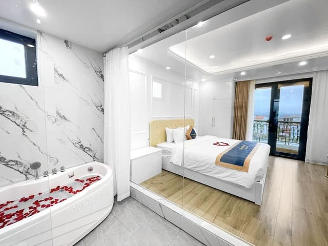 Deluxe Suite, 1 King Bed, Balcony