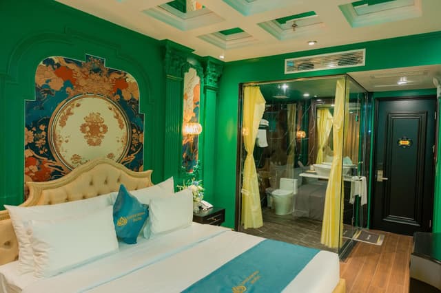 Superior - 1 Queen Bed with Bath View