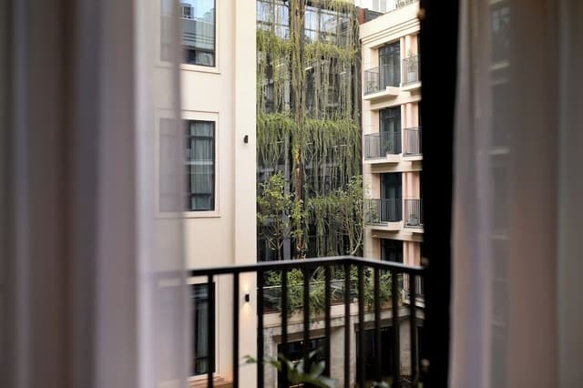 Luxury Suite, 1 King Bed, Garden View