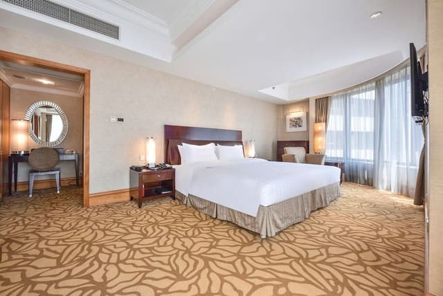 Suite, 1 Double Bed, Corner (East Wing)