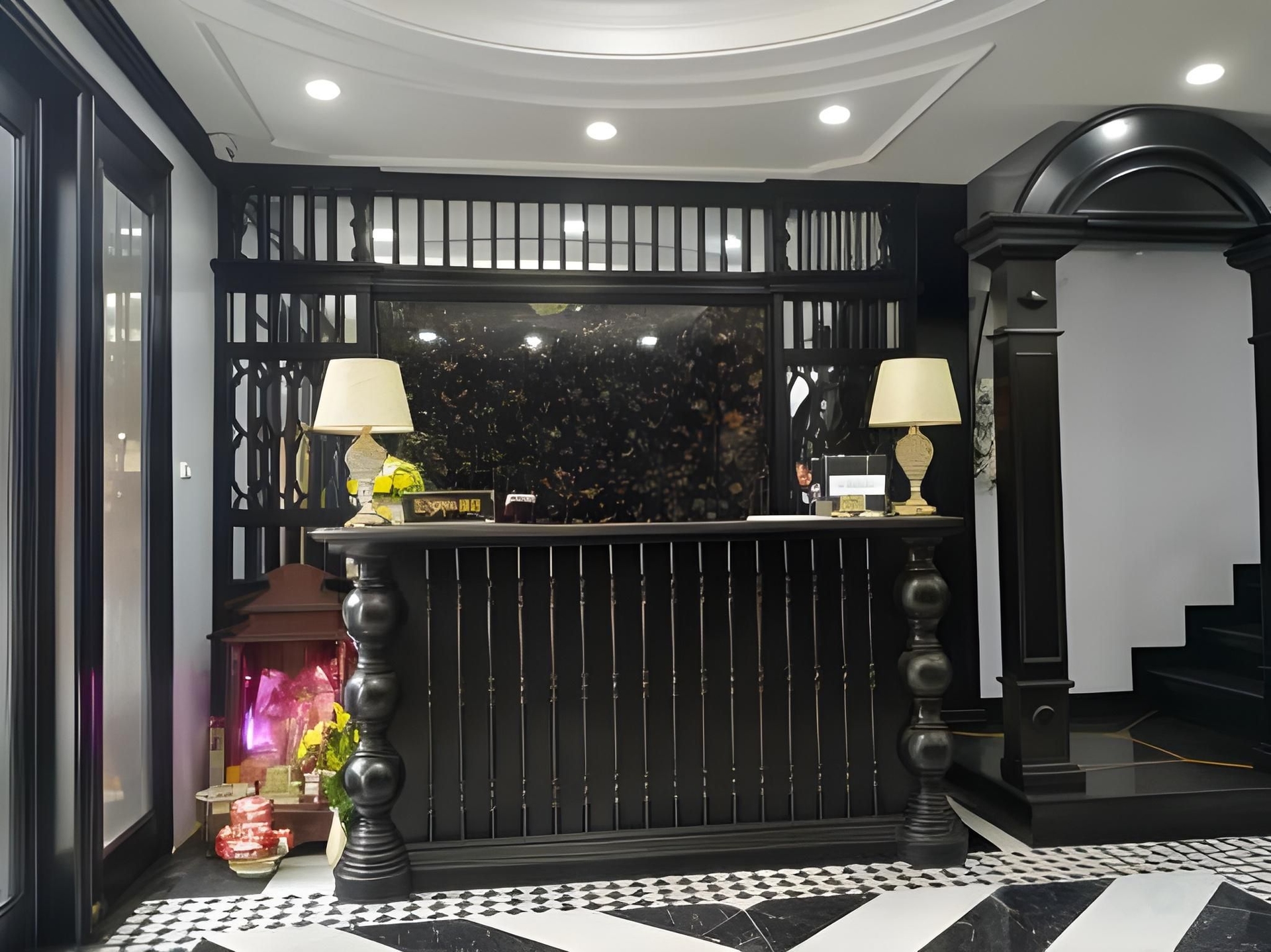 Madelise Central Hotel & Travel1