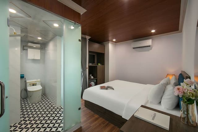 Deluxe Room, 1 King Bed, Balcony, City View