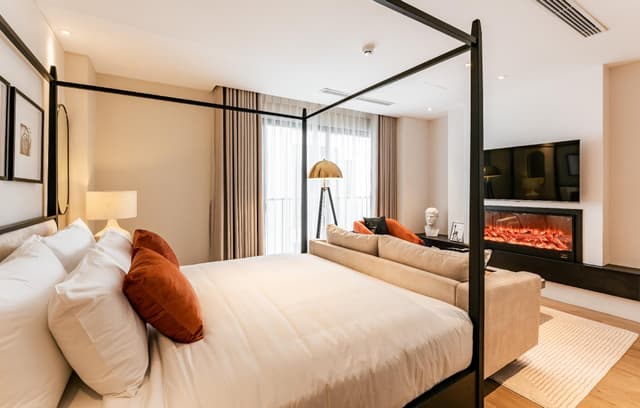 Deluxe - 1 King Bed