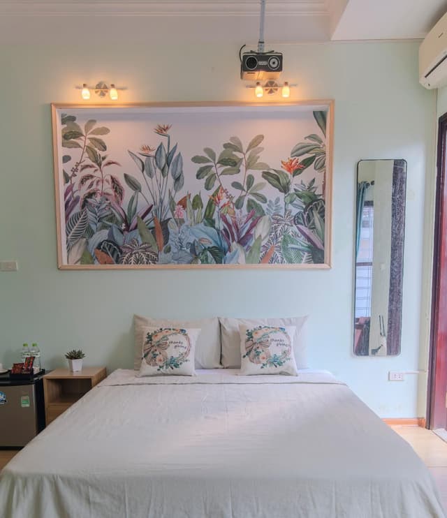 Deluxe - 1 Queen Bed with Projector
