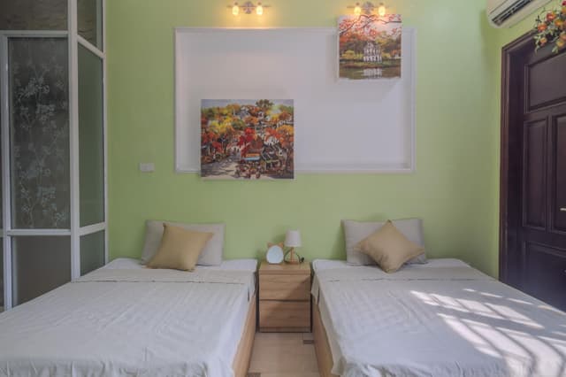Deluxe Queen with Smart TV