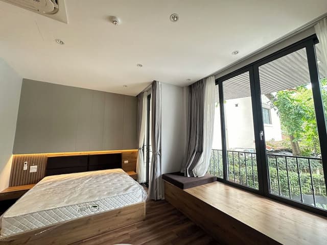 Basic Studio, Balcony
