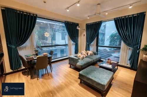 Serviced Apt w skylineview,Projector, 2BR incenter2