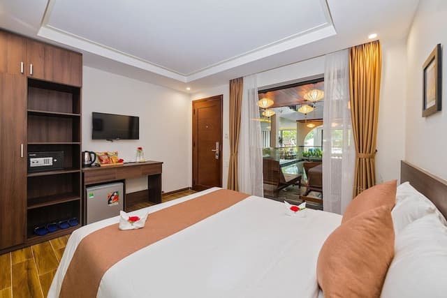 Deluxe Balcony With Courtyard View