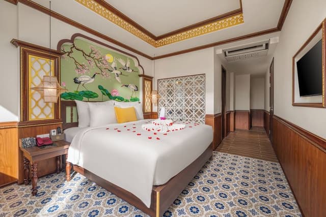 Junior King/Twin Suite, Bathtub, Balcony with Riverside View