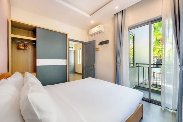 Suite, 1 Queen Bed with Sofa bed, Pool View