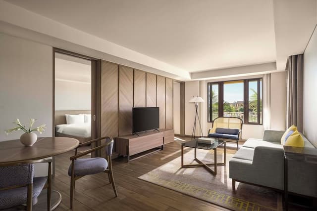 Suite, 1 King Bed, River View
