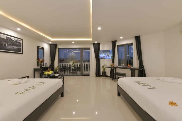 Family Quadruple Room, 2 Queen Beds, Bathtub
