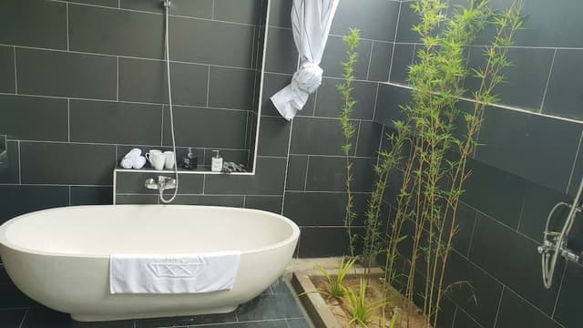 Deluxe Room, 1 Queen Bed, Pool View, Ground Floor