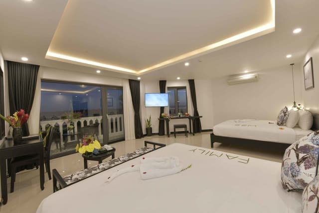 Family Quadruple Room, 2 Queen Beds, Bathtub