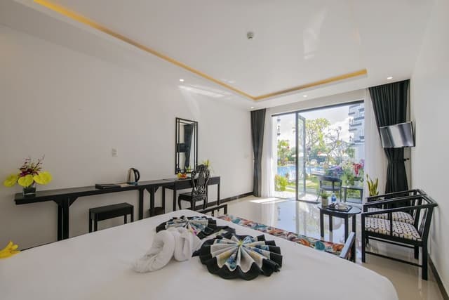 Deluxe Room, 1 Queen Bed, Pool View, Ground Floor