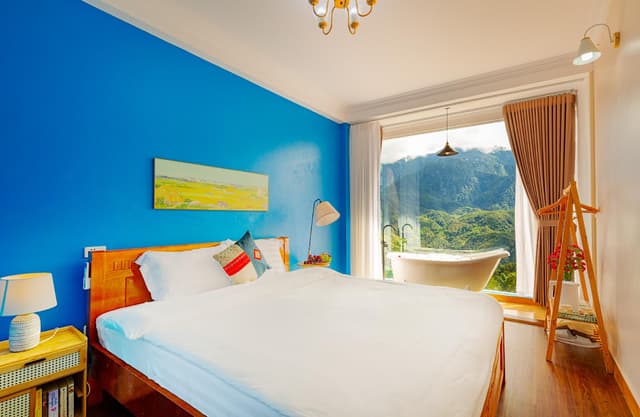 Deluxe with Bathtub