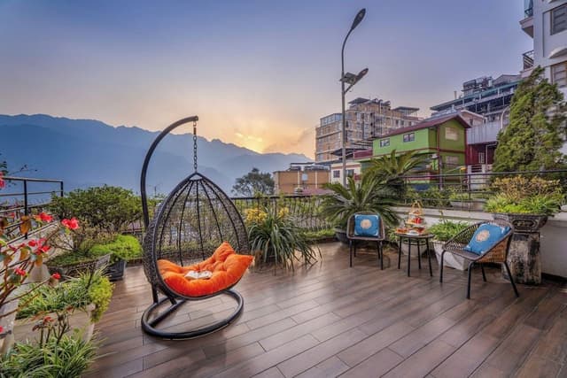Grand Deluxe King Balcony Mountain View