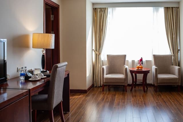 Executive Suite, 1 King Bed, Bathtub, City View