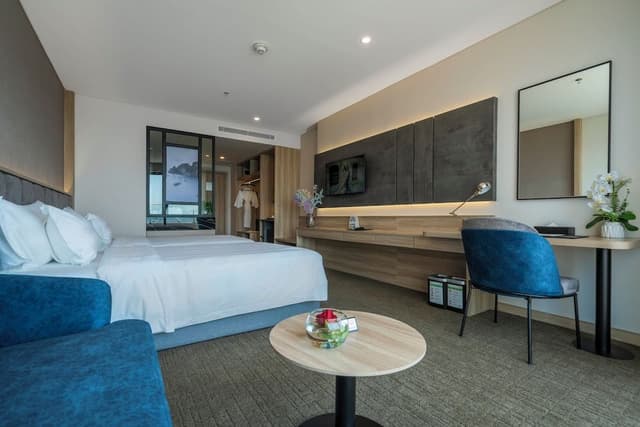 Deluxe Room, 1 King Bed, Ocean View (Ocean)