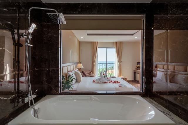 Deluxe Suite, Bathtub, Sea View