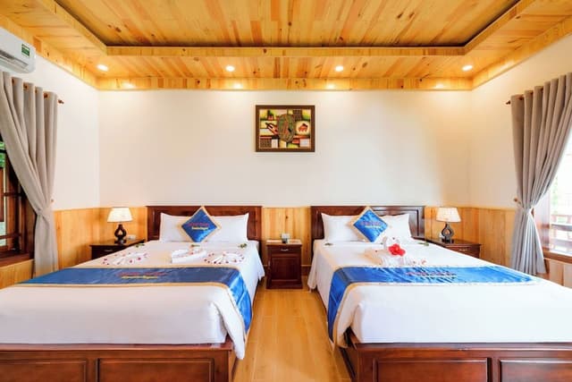 Deluxe Queen Room 2