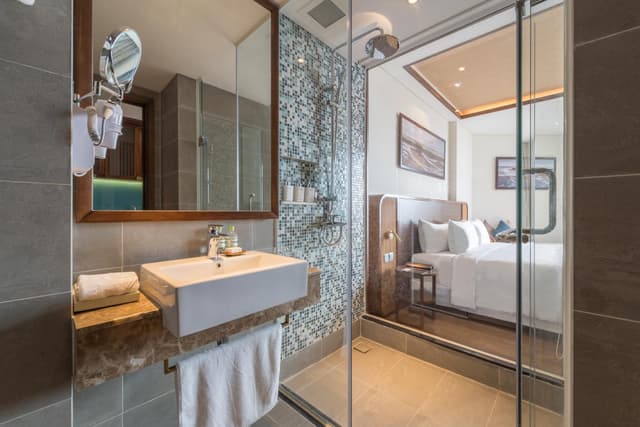 1 King Bed, Non-Smoking, Premier Room, Balcony, Partial Sea View, Mini Bar, Wi-Fi, Full Breakfast