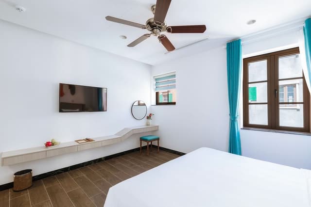 Rubia, City View, 1 King Bed with Window