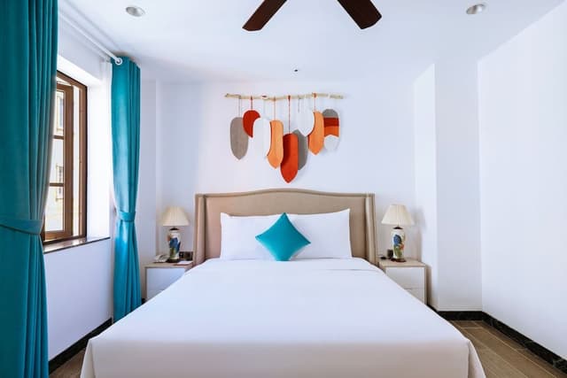 Rubia, City View, 1 King Bed with Window