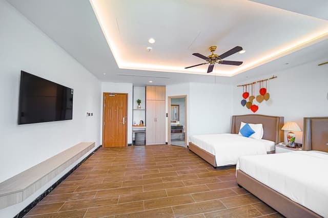 Renata, City View, 2 Twin Beds with Window