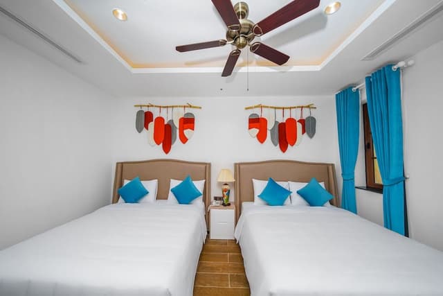 Renata, City View, 2 Twin Beds with Window