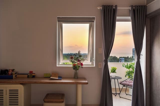 Family Connecting, Balcony