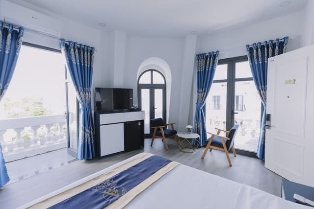 Deluxe Room, 1 Queen Bed, Balcony, City View
