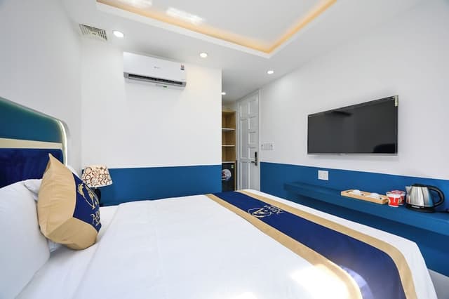 Deluxe Room, 1 Queen Bed, Balcony, City View