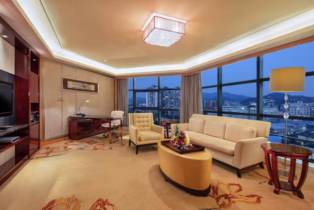 KING EXECUTIVE SUITE