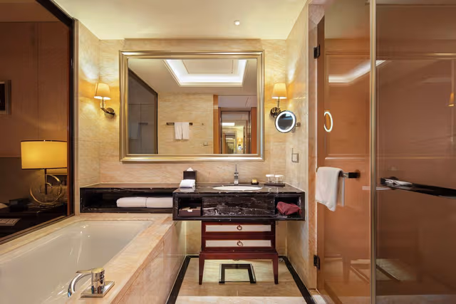 KING HILTON EXECUTIVE
