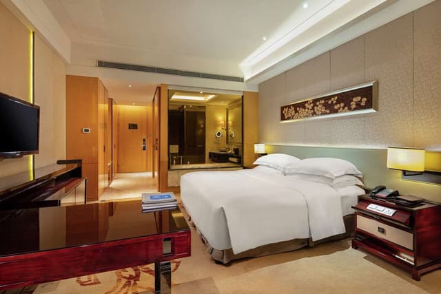 KING HILTON GUESTROOM