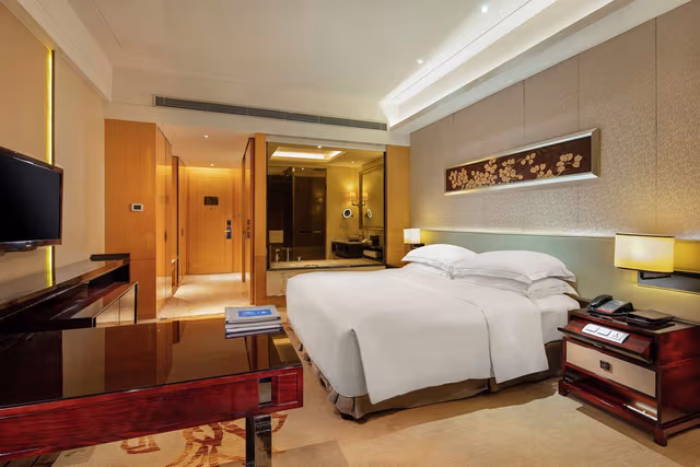 KING HILTON GUESTROOM
