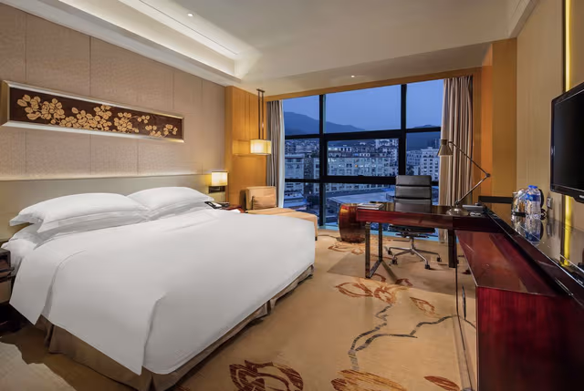 KING HILTON GUESTROOM
