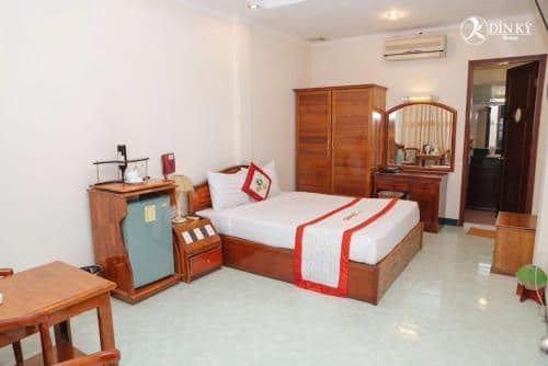 Stand Queen Room