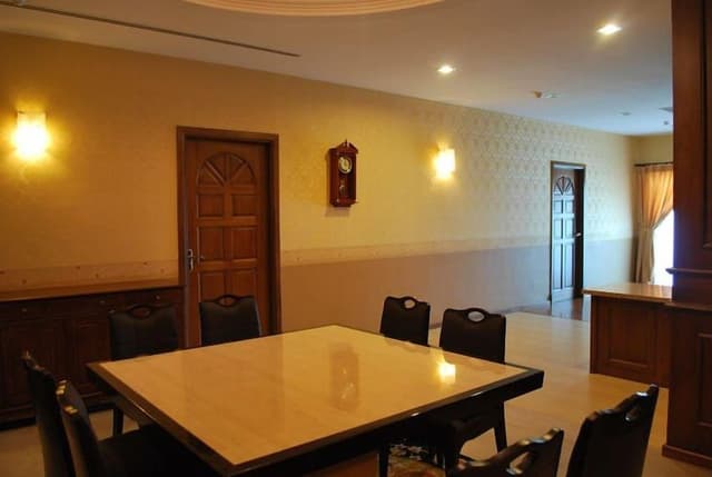 4 Bedroom Apartment - 2 King, 1 Queen, 1 Single