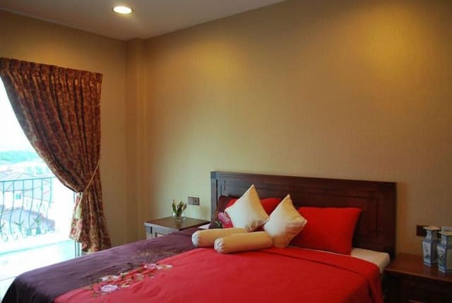 4 Bedroom Apartment - 2 King, 1 Queen, 1 Single