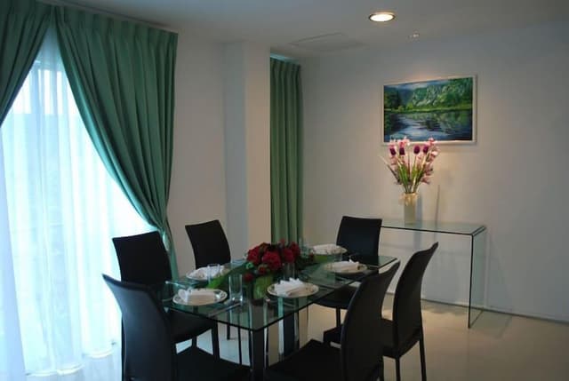 2 Bedroom Apartment - 1 King & 2 Single Beds