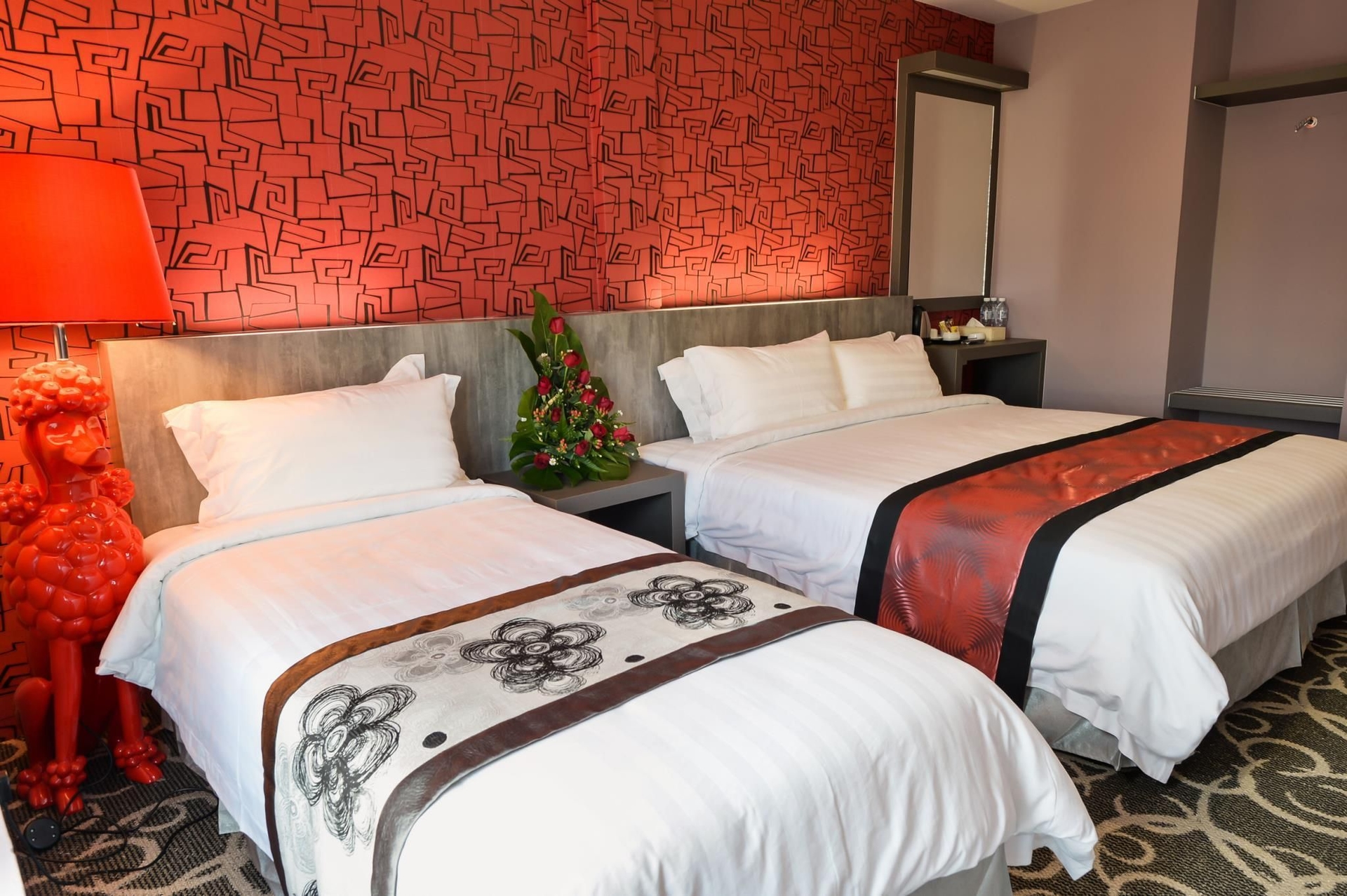 โรงแรมเดอ ชอง (De Champs Hotel)3